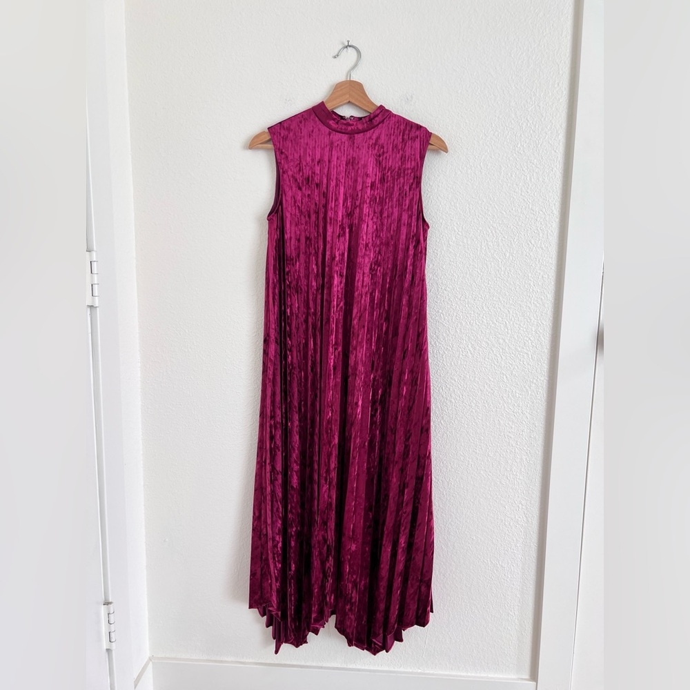 HOLIDAY burgundy velvet pleated asymmetrical hem midi dress / size M